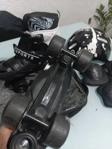 Patins infantil semi novo com proteções.
