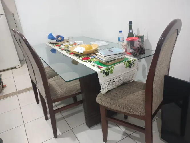 Mesa de Jantar Elegante - Tampo de Vidro + 3 Cadeiras Estofadas