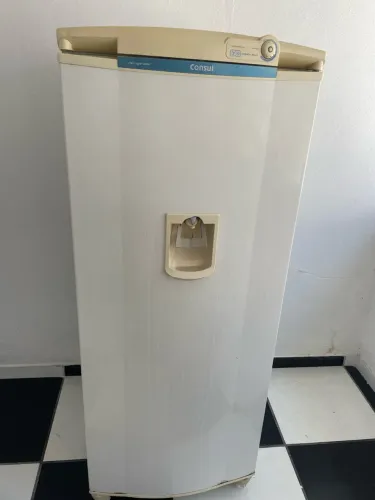 Geladeira Consul 380l com dispenser de água na porta