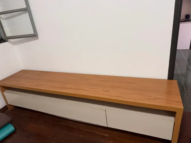 Rack de madeira com painel 