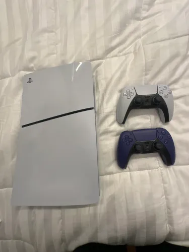 PlayStation 5 Slim com dois controles