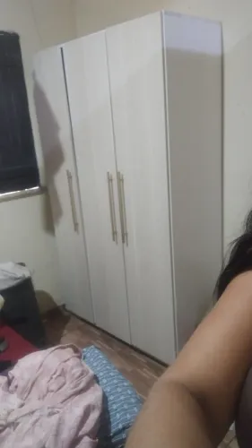 Vende se uma guarda roupa seme novo