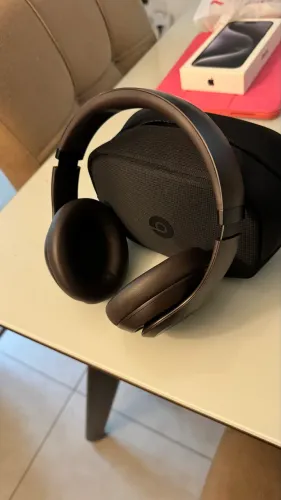 Fone de Ouvido Beats Studio Pro Sem Fio (Marrom-Escuro) - Estado de Novo!