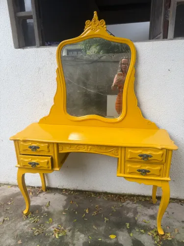 Penteadeira antiga amarela Chipandelle em madeira