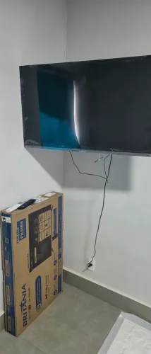 Vendo TV 43 smart pouca usada ainda ta com a película,  e caixa sem detalhe 