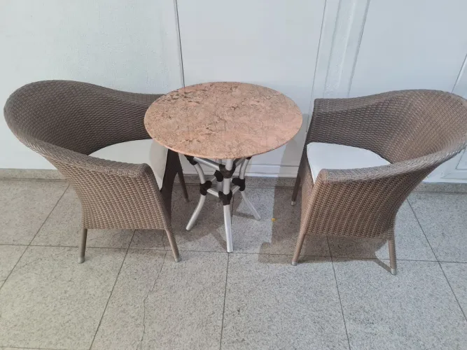 Conjunto jogo Destiny de mesa granito natural ,2 Cadeira Poltrona de Polietileno