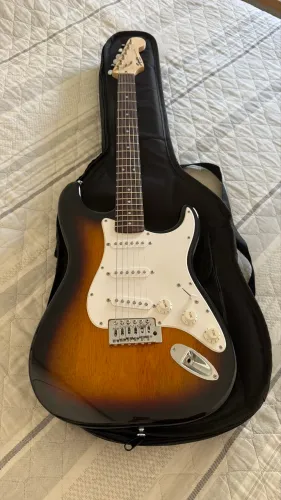 Guitarra Fender Squier, modelo Bullet Strat, pintura sunburst