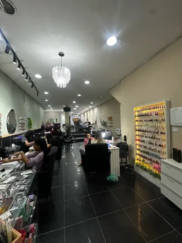 Vaga para cabeleireira(a) e manicure
