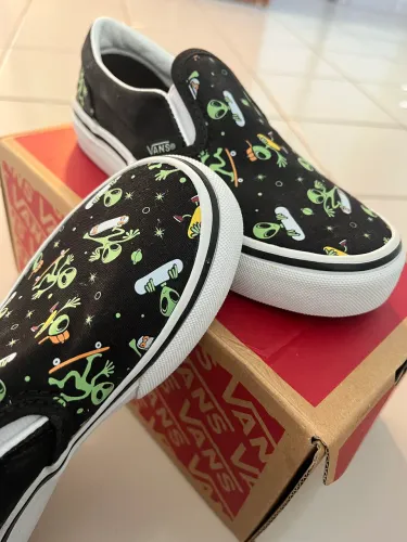 Tênis vans infantil estampa alien que brilha no escuro
