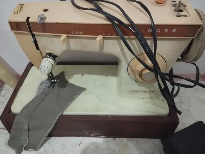 Máquina de costura Singer caseira 