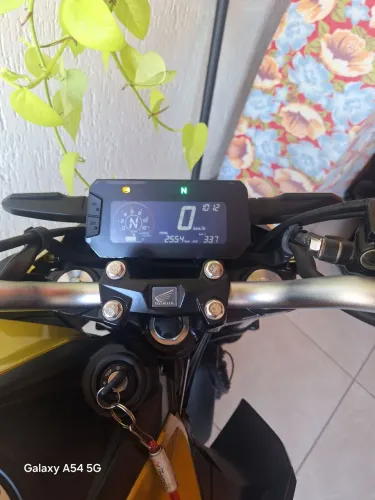 Moto bem cuidada com baixa kilometragem sem detalhes.