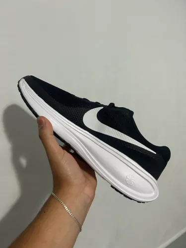 Tênis Nike Revolution 8 Original (Preto/Branco) - Tamanho 44