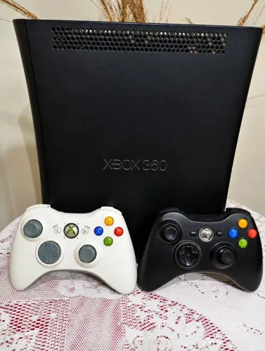 ? Xbox 360 Desbloqueado + 2 Controles + 7 Jogos | Completo