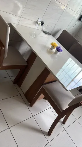 VENDO MESA COM 4 CADEIRAS POR APENAS R$ 700,00