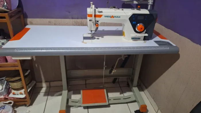 Máquina de costura meg mak