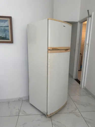 Geladeira funcionando - precisa ser descongelada uma vez por semana