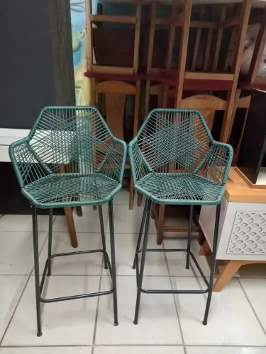 Kit 2 cadeiras + mesinha + 2 banquetas