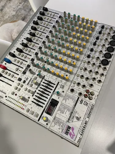 Mesa de som Behringer