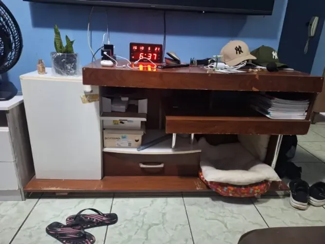 Rack Estante para TV Objetos reforçada MDF cor marrom e branca