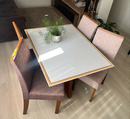Vendo mesa com 4 cadeiras