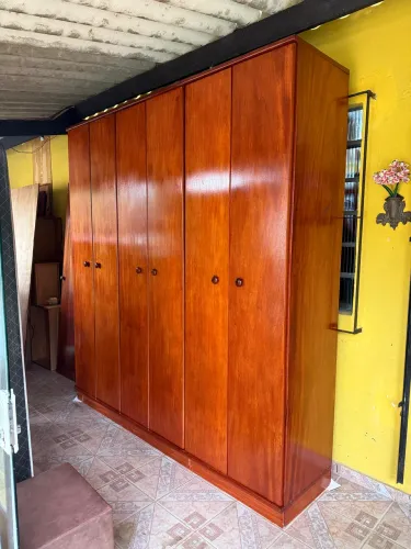 Guarda roupa em madeira