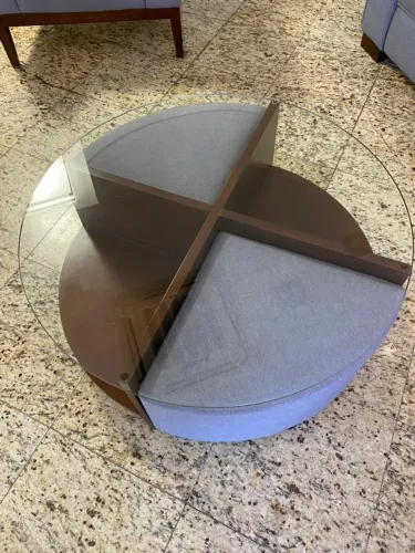 Mesa de centro redonda com 2 pufs. Dim 90cm