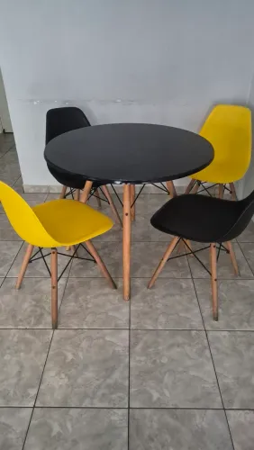 Mesa com 4 cadeiras