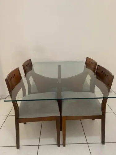 Conjunto de mesa de jantar com quatro cadeiras