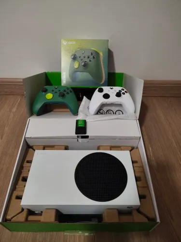 Xbox Series S com Expansão 1TB + 2 Controles