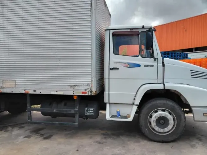VENDE-SE CAMINHÃO BAÚ MERCEDES-BENZ 1618 - ANO 1994