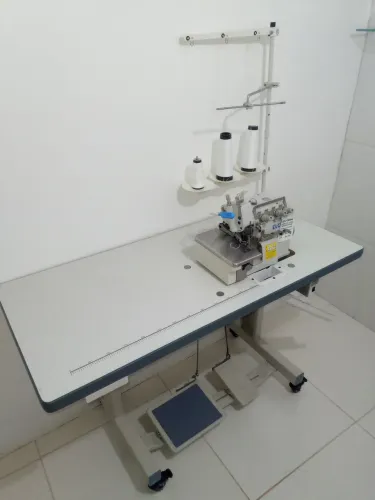 Máquina Costura Overlock Industrial Semi-nova 