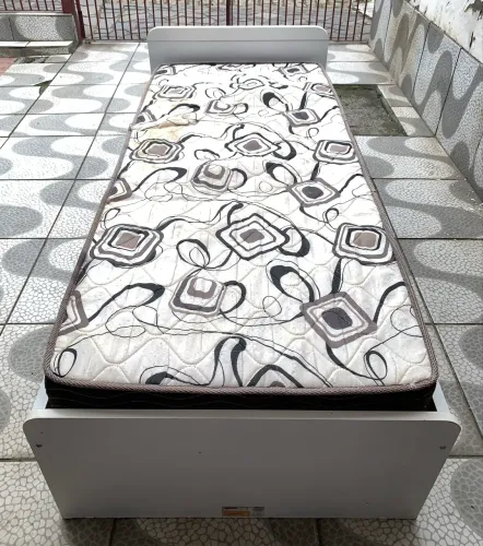 CAMA DE SOLTEIRO COM COLCHÃO MDF USADA