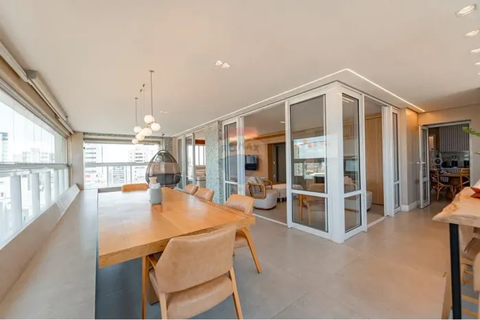 Um apartamento de alto padrão na Aclimação, com 276m², 4 suítes e 6 vagas - EXCELENTE OPOR