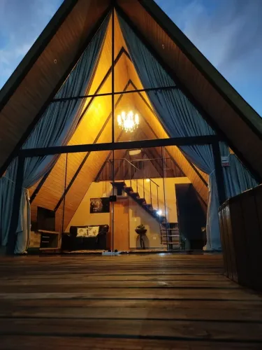 O terreno tem 20.000m², construção do chalé 84m², com sala, cozinha, 2 quartos, sendo um s