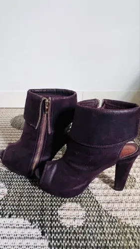 Vende se bota cano médio
