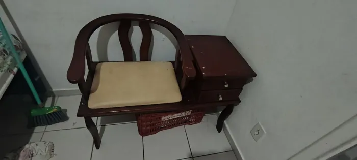 Cadeira com mesinha acoplada