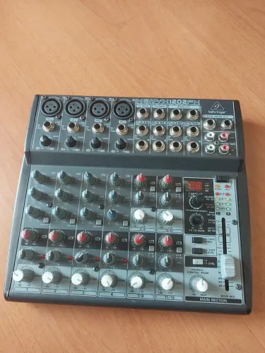 Mesa de som beringher xenyx 1202fx