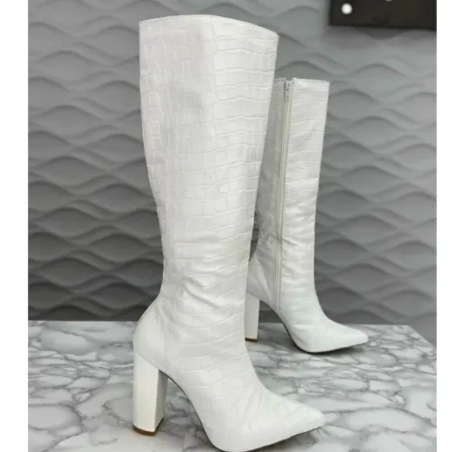 vendo bota de salto alto na cor Branco