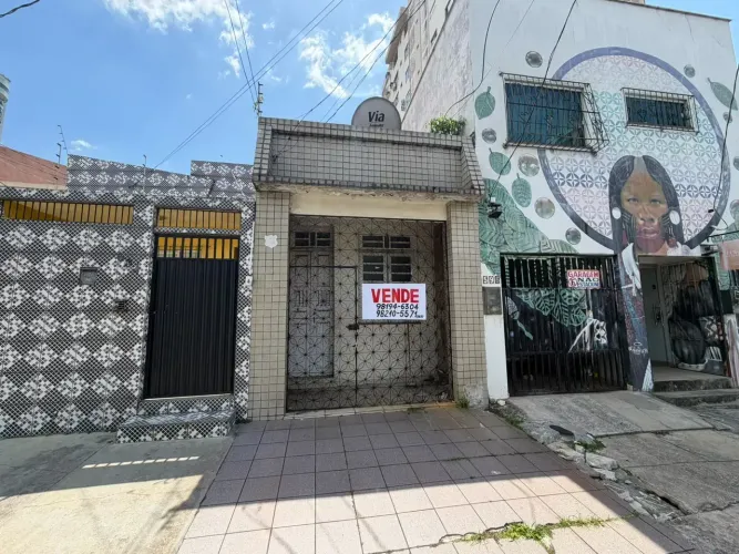 Casa térrea com 350 m² com sala, 2/4 e quintal em Fátima - Belém - PA