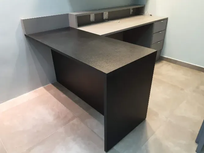 Mesa de escritório em L, em MDF formicado Cinza e Preto, marca Todeschini, usada