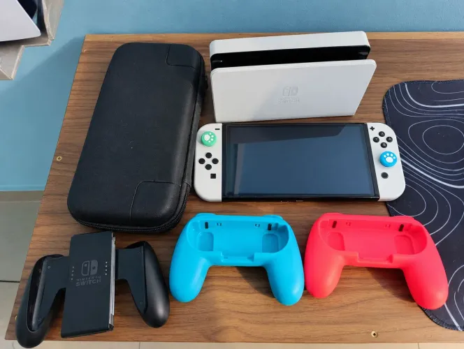 Nintendo Switch OLED desbloqueado, em ótimo estado e com menos de 1 ano de uso.