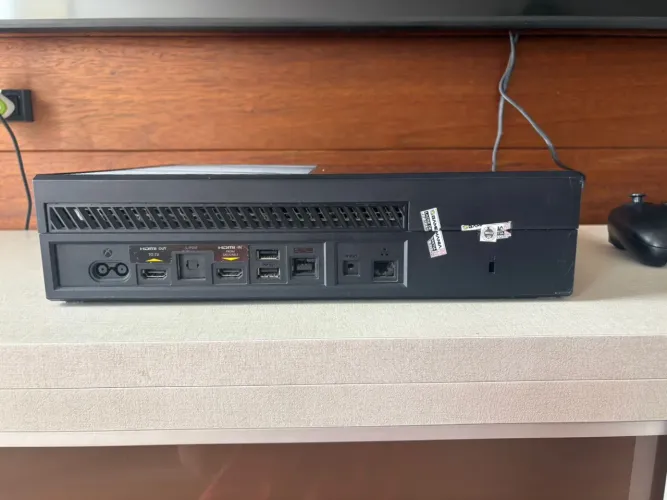 XBOX one com armazenamento de 1 tera+Kinect+2 controles