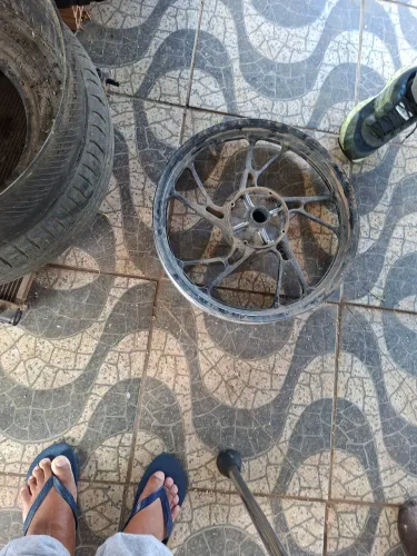 Rodas pe de galinha  traseira  da cg 150 valor  150 reais  tem que arrumar o lugar que e o
