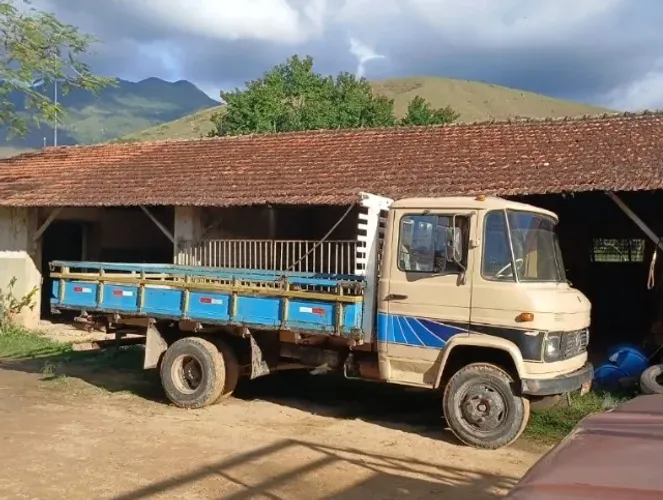 Caminhão Mercedes-Benz 608