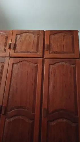 Guarda roupa de madeira pura.em perfeito estado