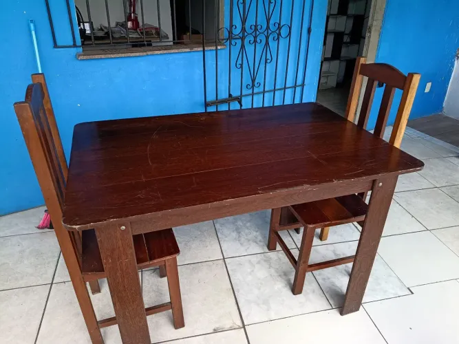 Mesa de angelim com 2 cadeiras
