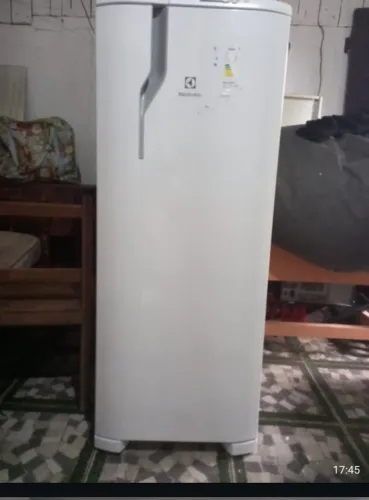 geladeira Eletrolux 240 litros