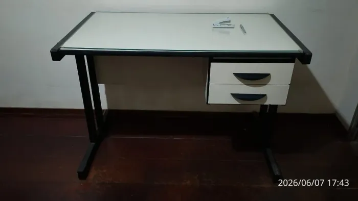 Mesa de Escritório / Escrivaninha Branca com Tampo de Vidro e 2 Gavetas - Ótimo Estado