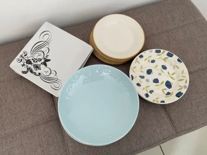 12 pratos de sobremesa (3 kits de 4) + 5 pratos fundos azuis