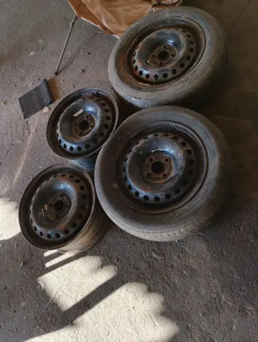 Rodas de ferro e pneu
